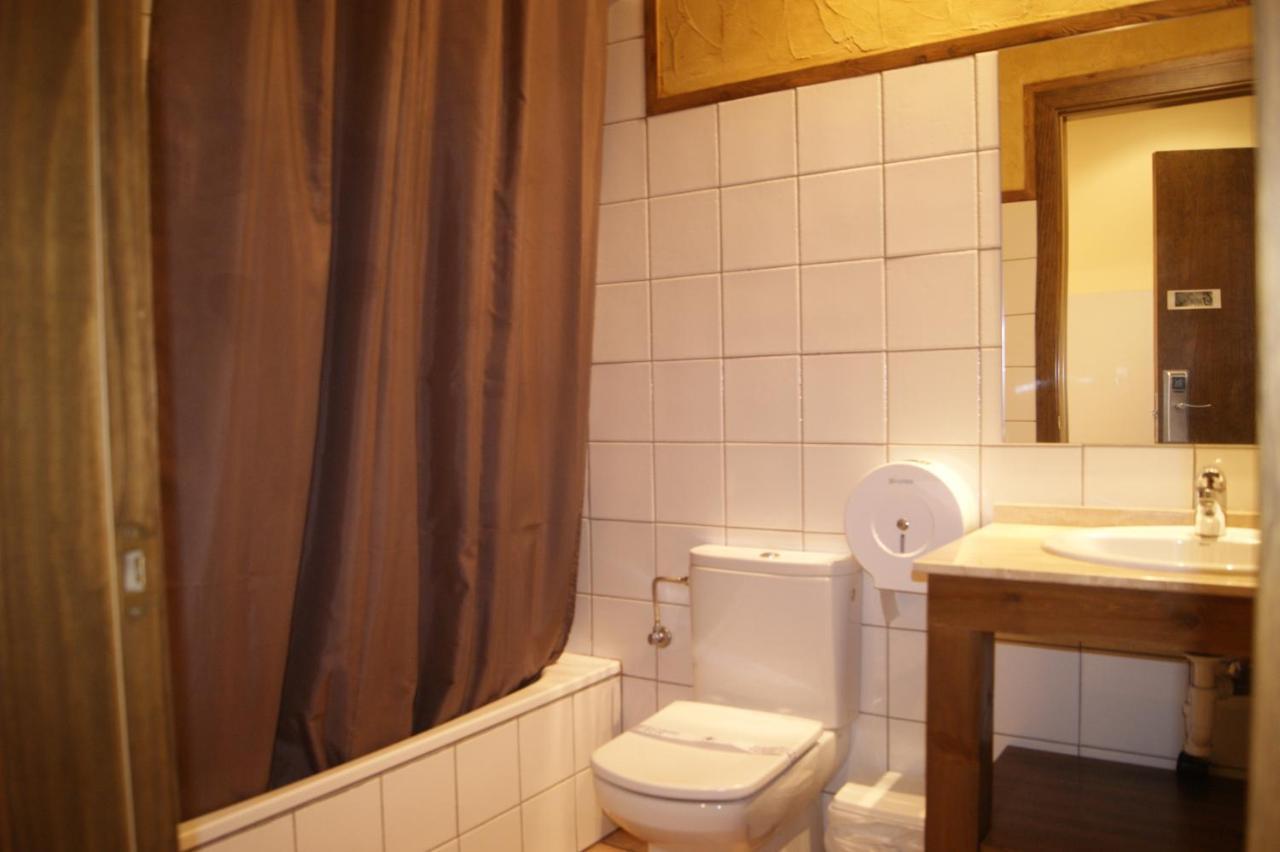 Hotel Familiar Baga Bagian luar foto